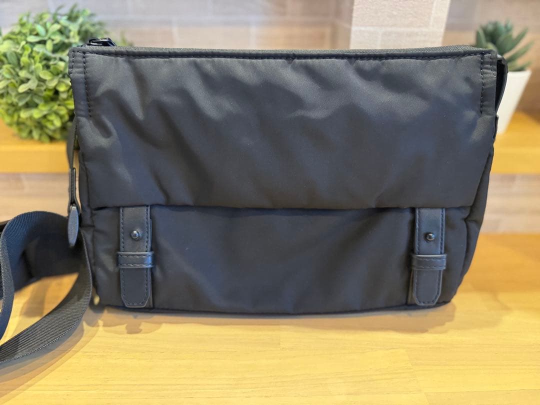 イアパピヨネ　2023年ボディバッグ