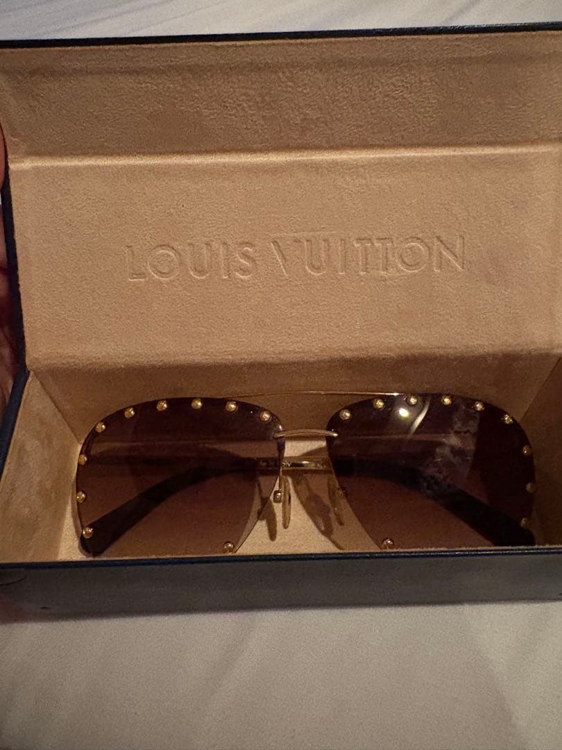 LOUIS VUITTON スタッズ付きティアドロップサングラス