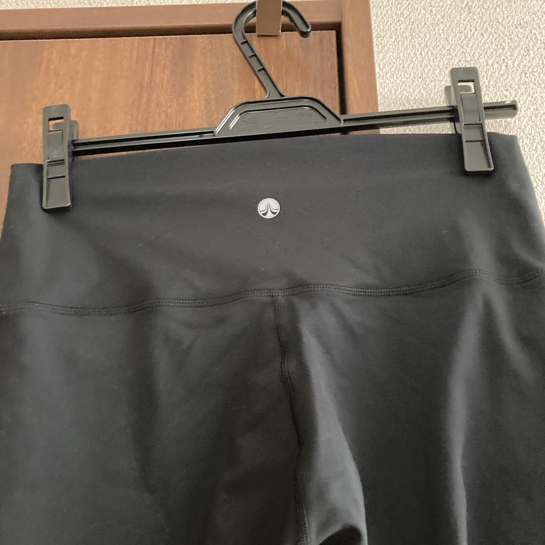 スカーラ　ヨガウェアセット　プリーツトップスと黒レギンス　L