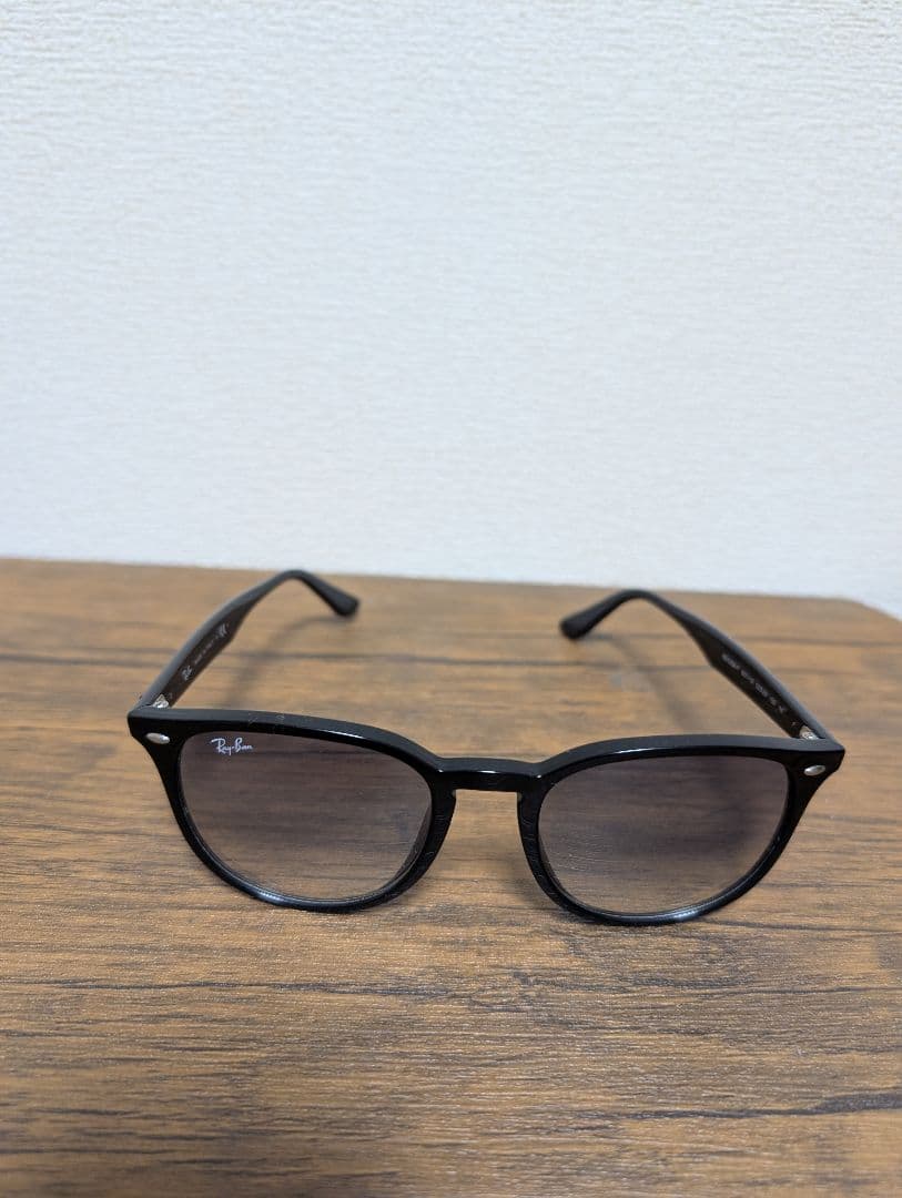 Ray-Ban RB4259F ブラックフレーム ライトグレーサングラス