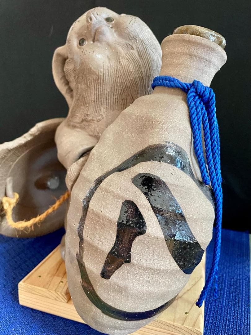 値下げ！【超レア・二六作】狸の酒瓶持ち陶器置物 在落款有 時代物 現品中古