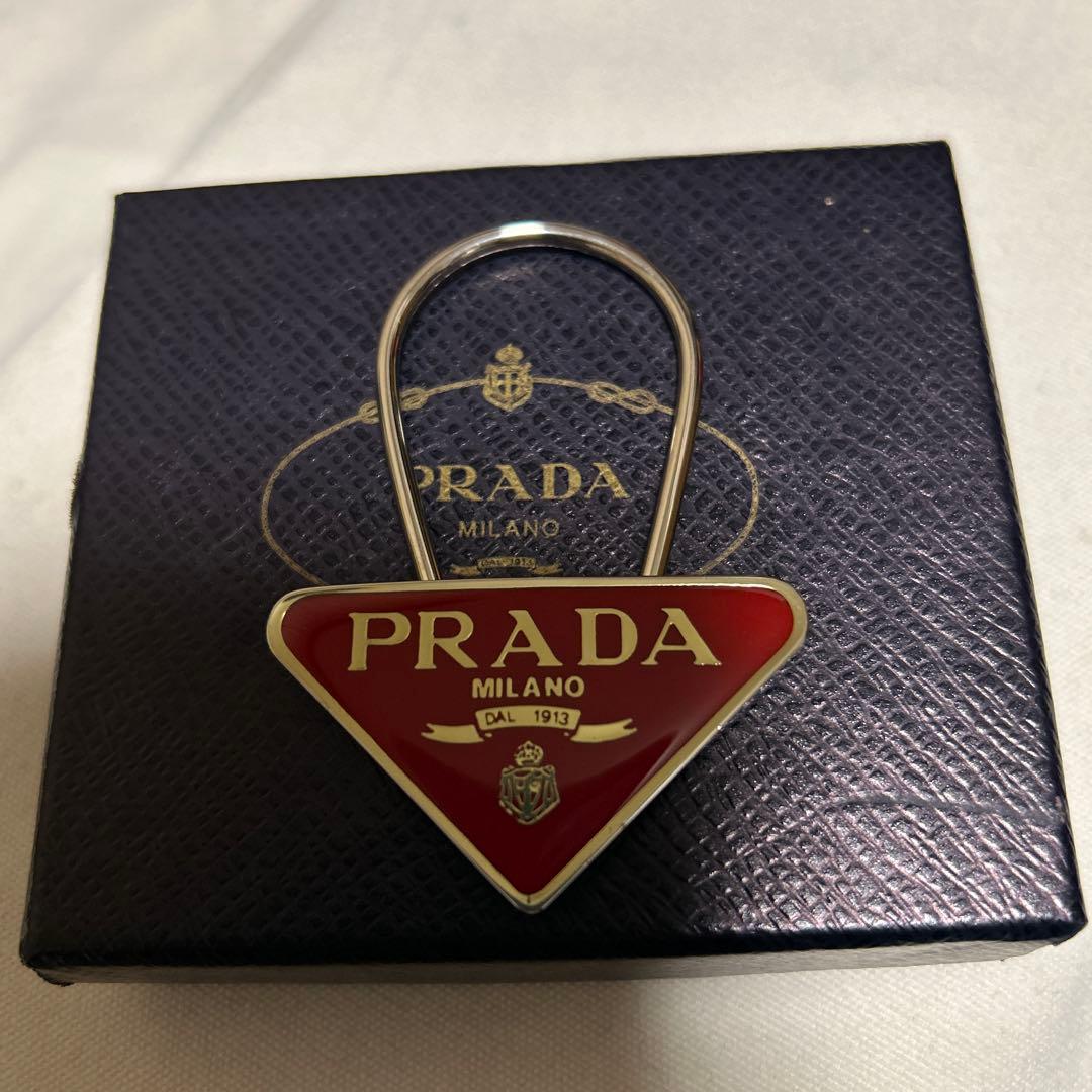 新品　PRADA トライアングルチャーム レッド D50 キーホルダー