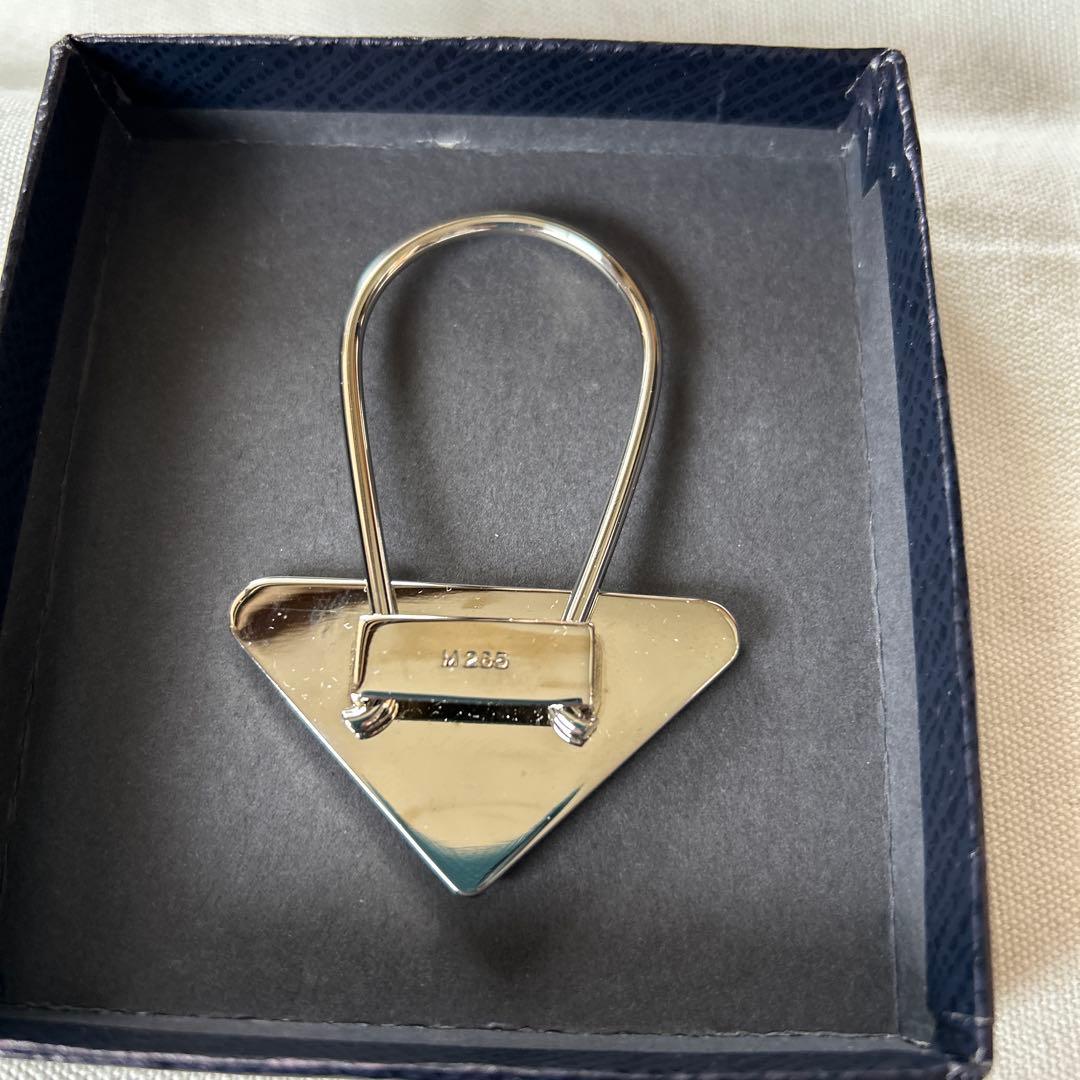 新品　PRADA トライアングルチャーム レッド D50 キーホルダー