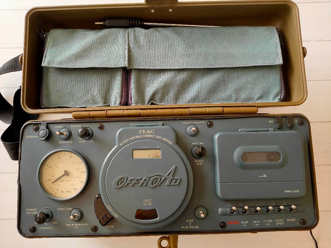 ミリタリー風TEAC PC-D10 ポータブルCDラジカセ