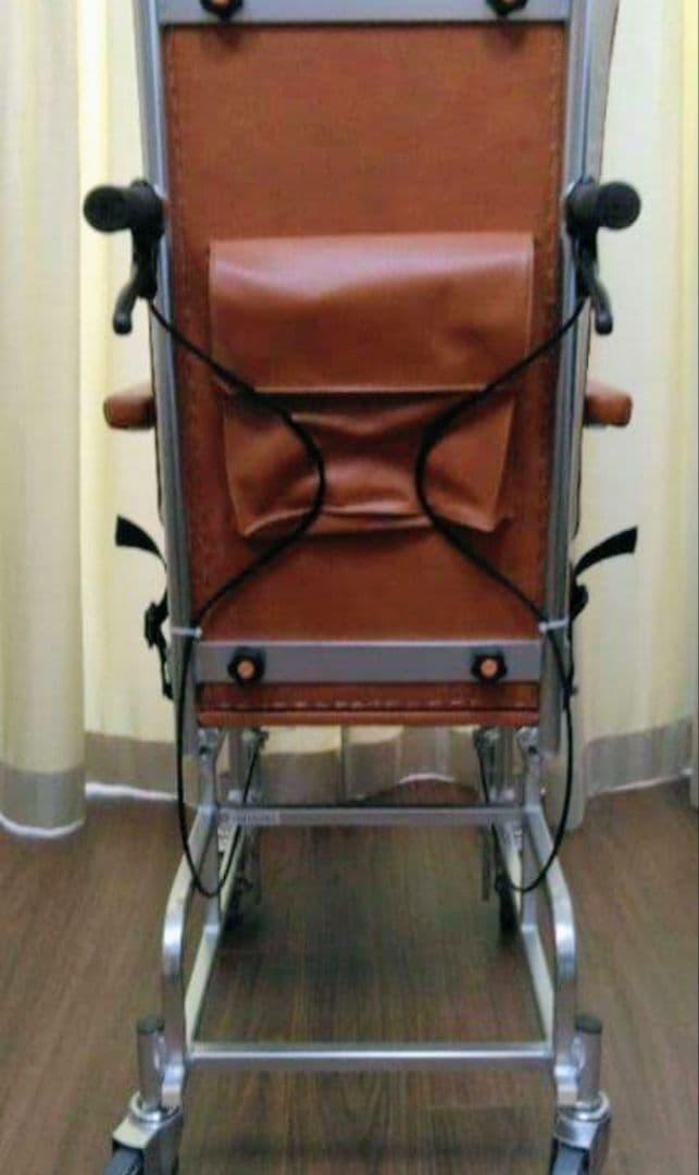 【美品】座位保持椅子　強化段ボールのテーブル＆工具 付き