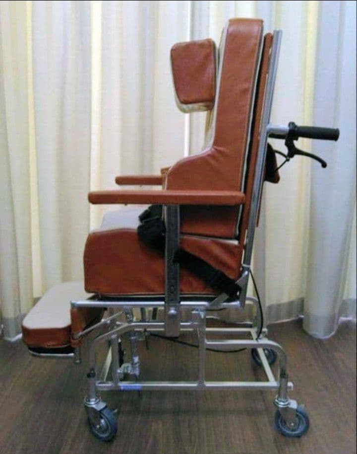 【美品】座位保持椅子　強化段ボールのテーブル＆工具 付き