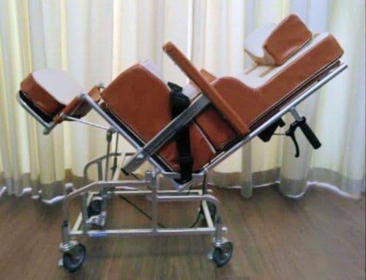 【美品】座位保持椅子　強化段ボールのテーブル＆工具 付き