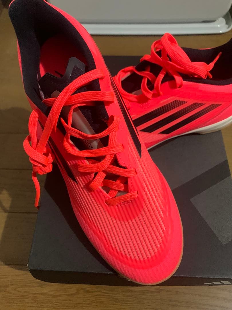 アディダス フットサルシューズ 蛍光ピンク