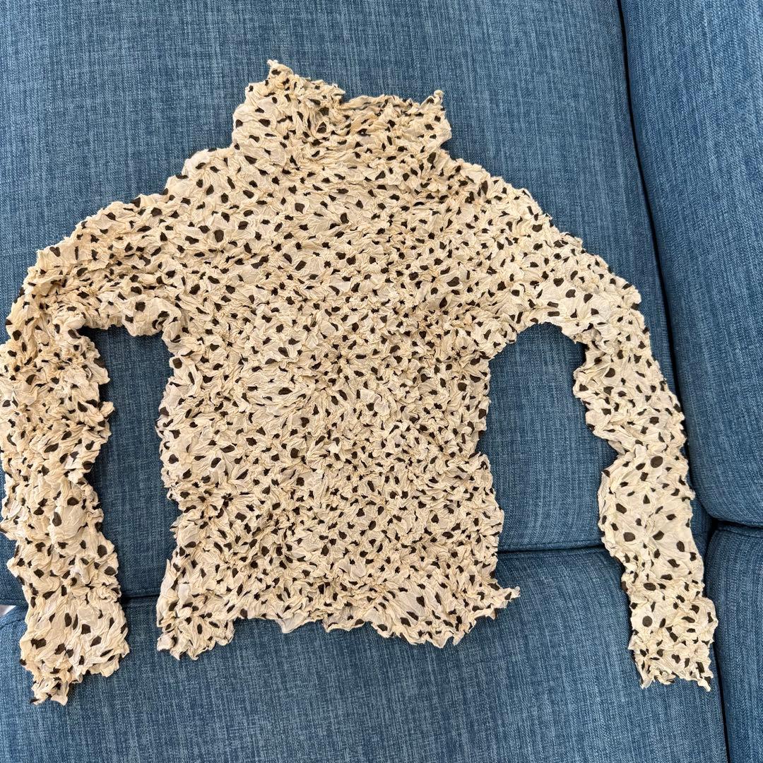 ISSEY MIYAKE 水玉シワ加工タートルネック