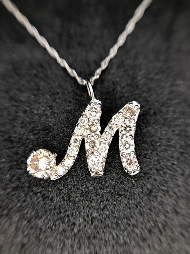 イニシャルM字型ダイヤモンドpt900ネックレストップ