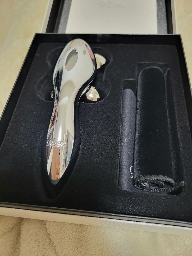 yui様　新品　リファ　フォーカラット　ReFa 4 CARAT　ショッパー付き