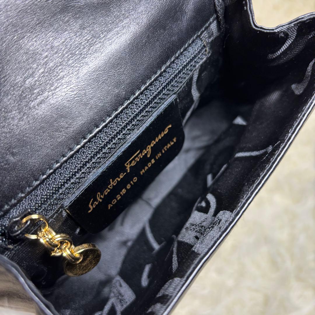 【美品✨】 フェラガモ ショルダーバッグ ヴァラリボン オールレザー