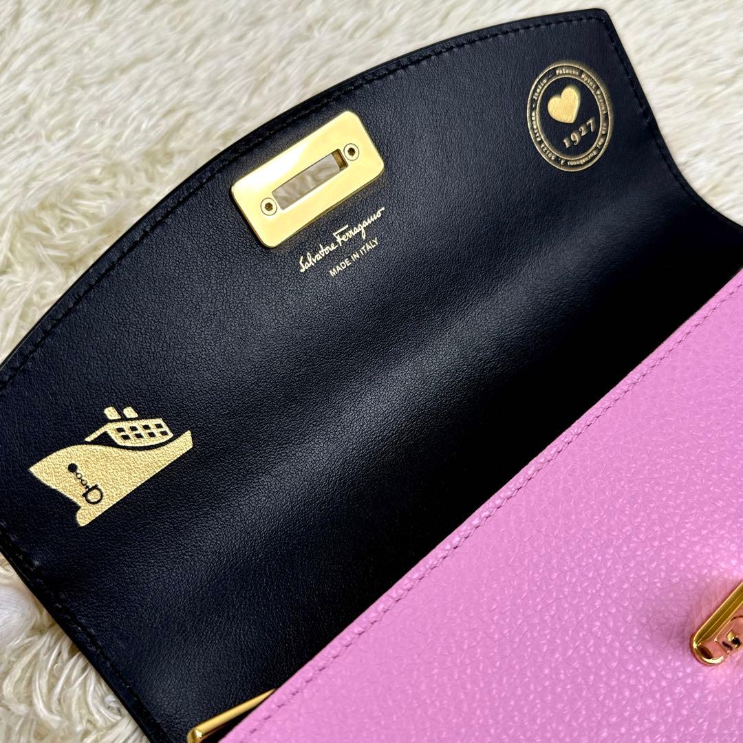 未使用級✨2way フェラガモ　ガンチーニ　ゴールド金具　かぶせ　長財布　レザー