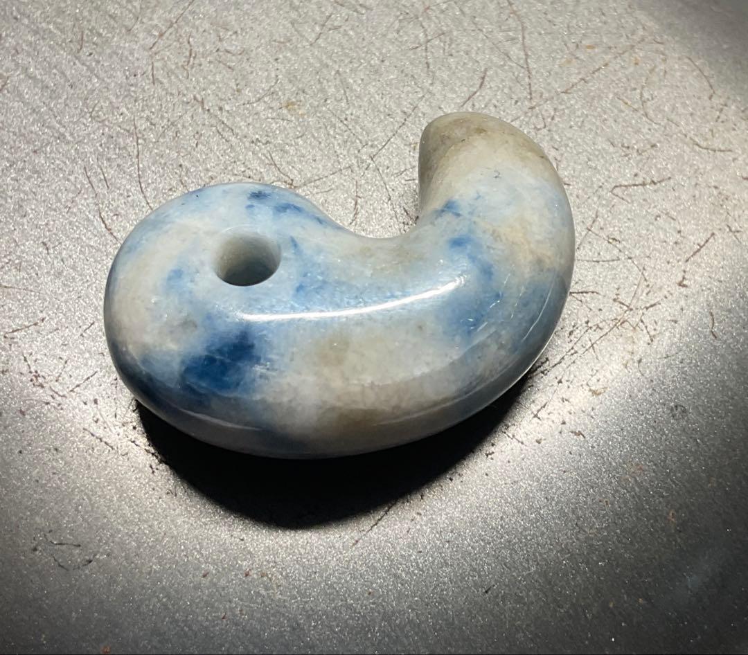 ［濃い青色　高透過］入りコン沢翡翠勾玉14g 糸魚川　ヒスイ　ひすい