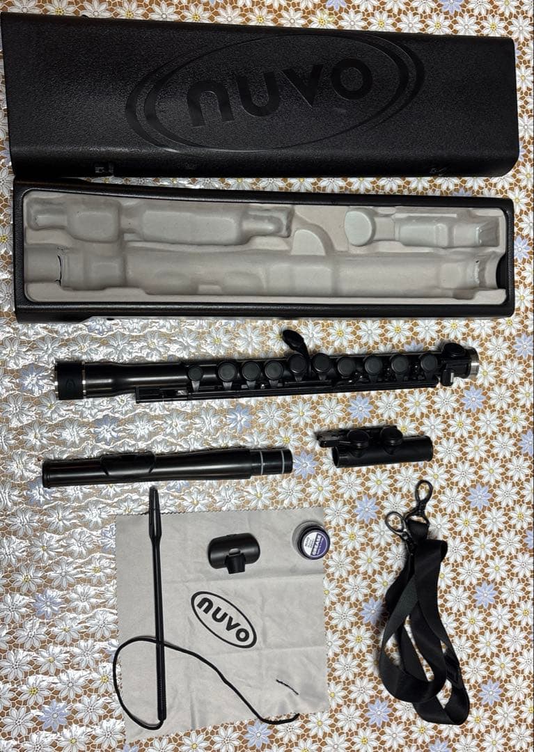 NUVOヌーボ　プラスチック製フルート　 おまけで教本つけます！
