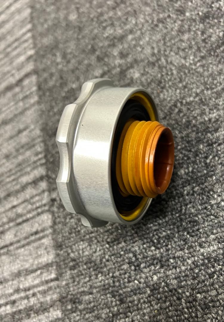 アバルト　フィアット500　純正フューエルキャップとオイルキャップ　セット