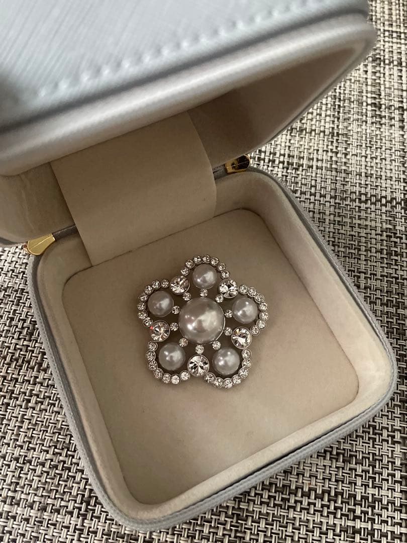 ⭐︎ 新品未使用タグ付き　ルネ Rene ブローチ　フラワー