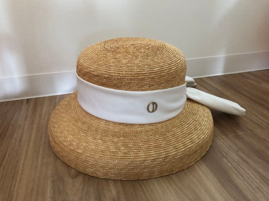 リボン付き麦わら帽子
