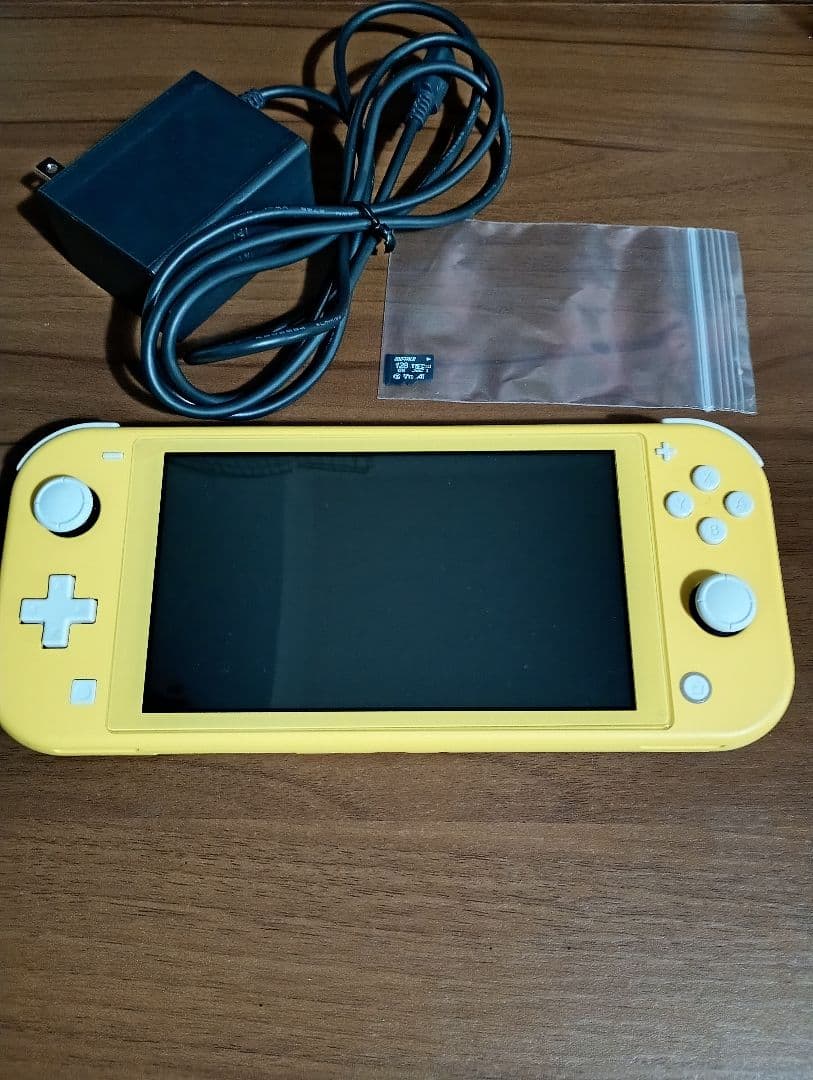 Switch Lite　イエロー本体 充電器　microSD