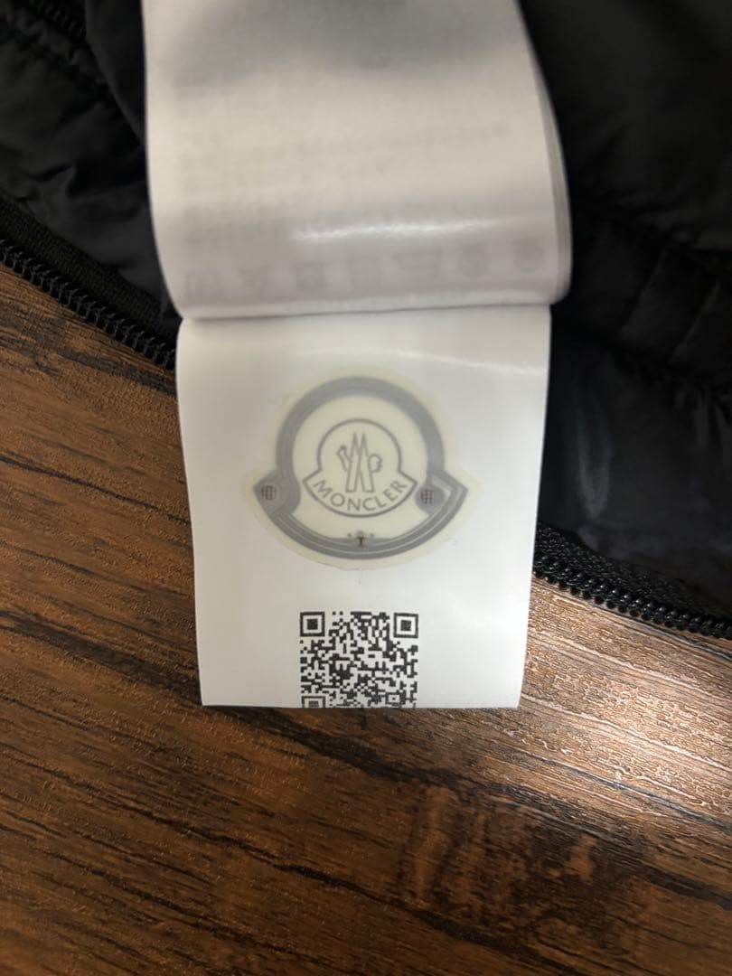 MONCLER ブラックダウンベスト フード付き