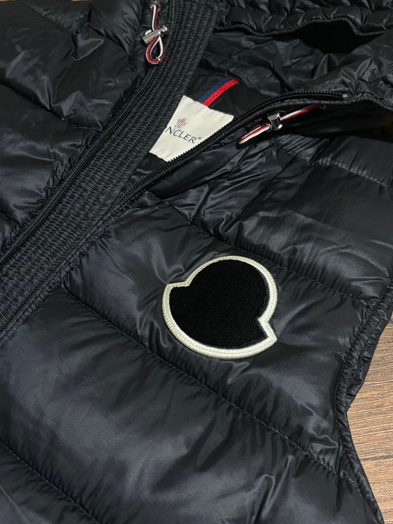 MONCLER ブラックダウンベスト フード付き