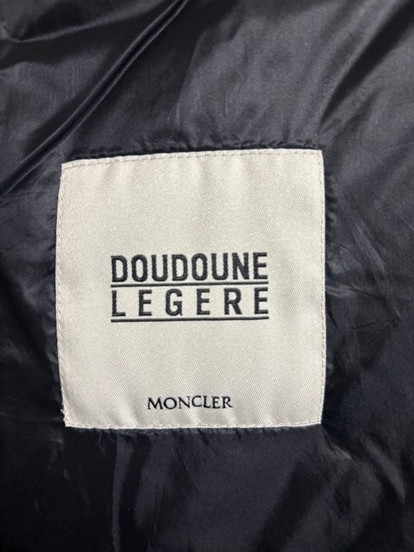 MONCLER ブラックダウンベスト フード付き