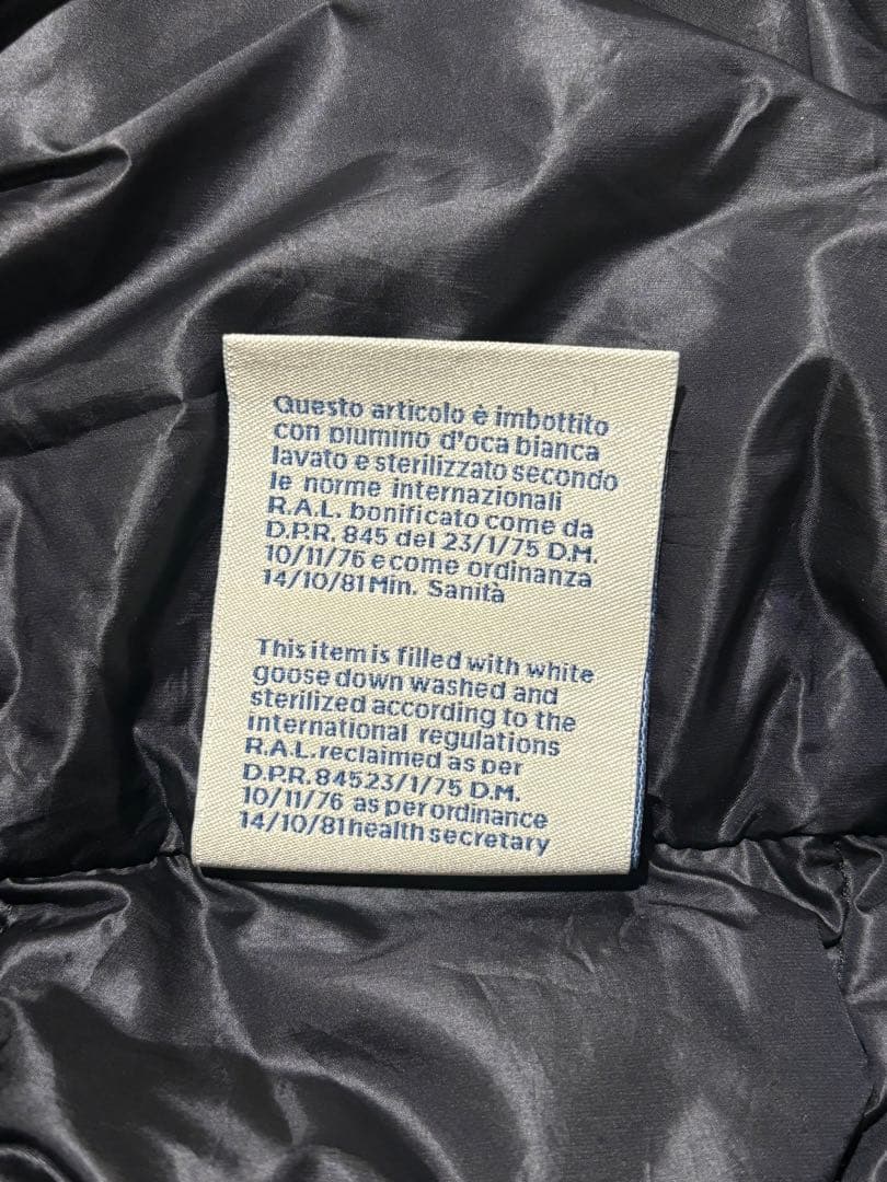 MONCLER ブラックダウンベスト フード付き