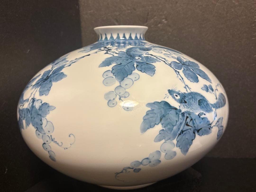 大人気　32cm井上萬二「染付 栗鼠文 壷」名品 人間国宝 白磁巨匠 旭日中綬章