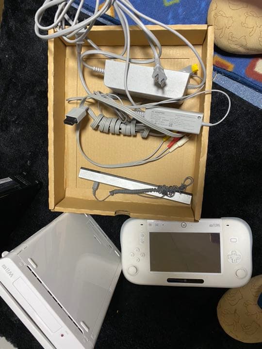 Wii U本体とWiiの本体とその他のプラグです