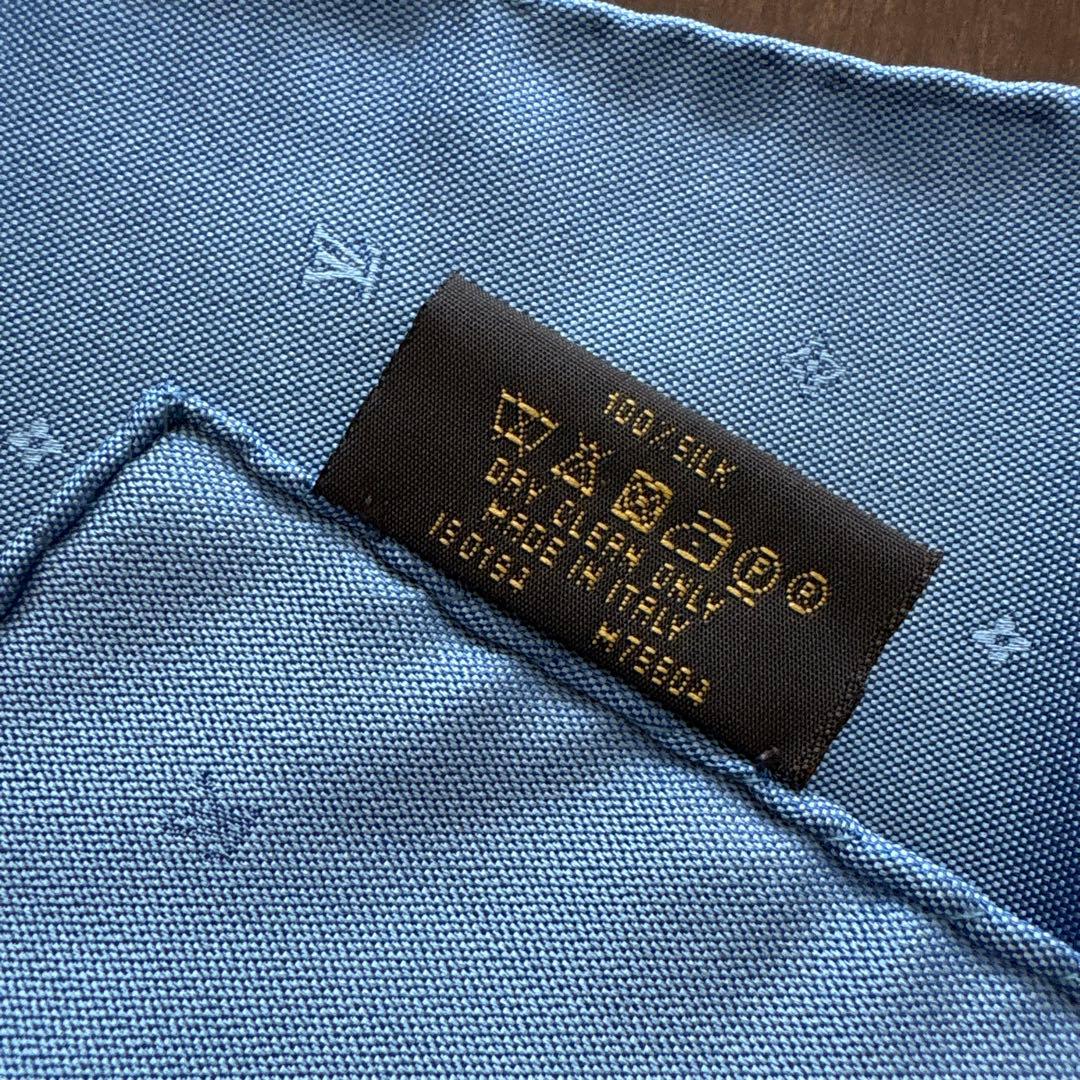 LOUIS VUITTONシルク　ポケットチーフ　ルイヴィトン　透かし　ハンカチ