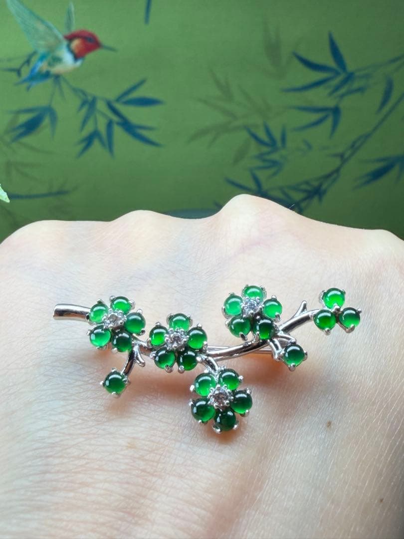 新入荷❣️天然本翡翠　ロウカン質翡翠　上品、華やかい一輪の梅枝ブローチ　鑑定書付き