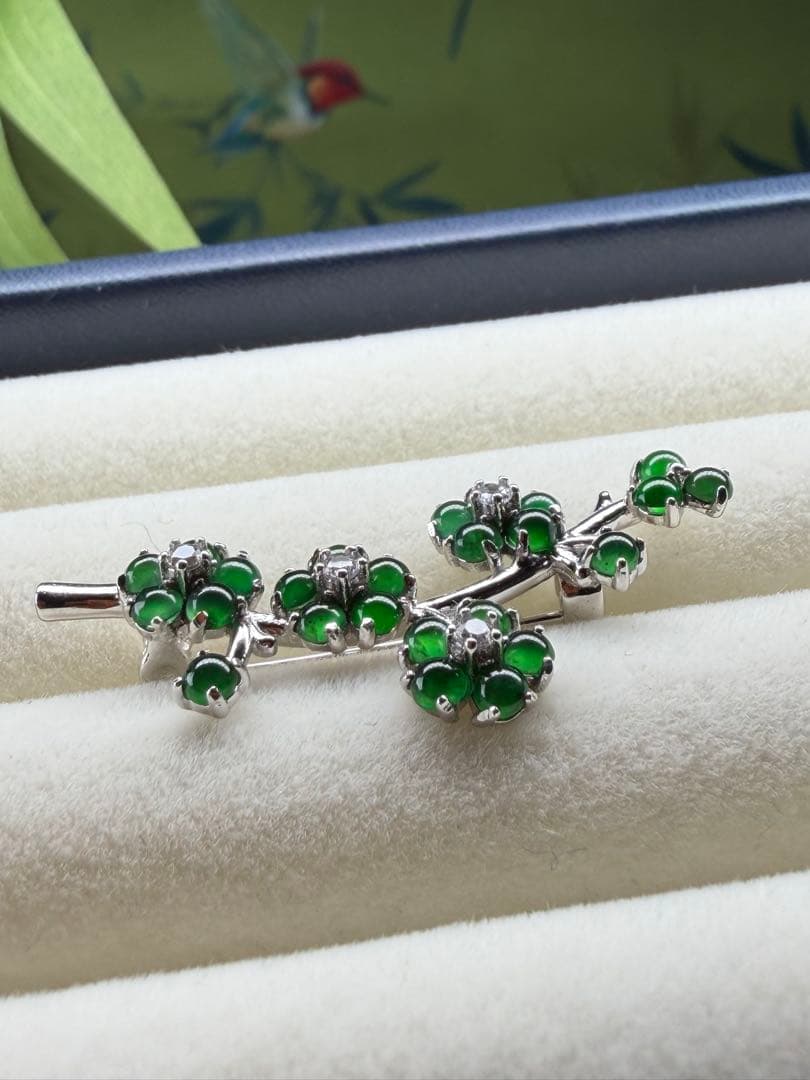 新入荷❣️天然本翡翠　ロウカン質翡翠　上品、華やかい一輪の梅枝ブローチ　鑑定書付き