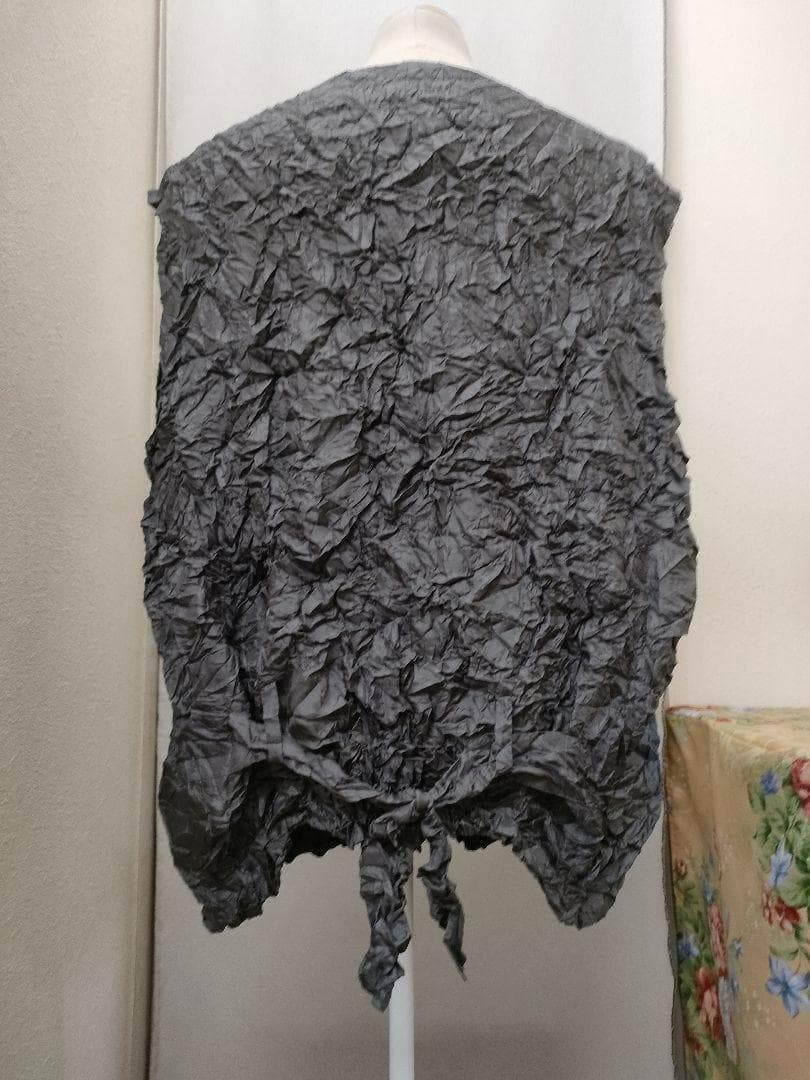 N*o様 イッセイミヤケ　バイカラー　メタルグレー　ベスト　しわ加工