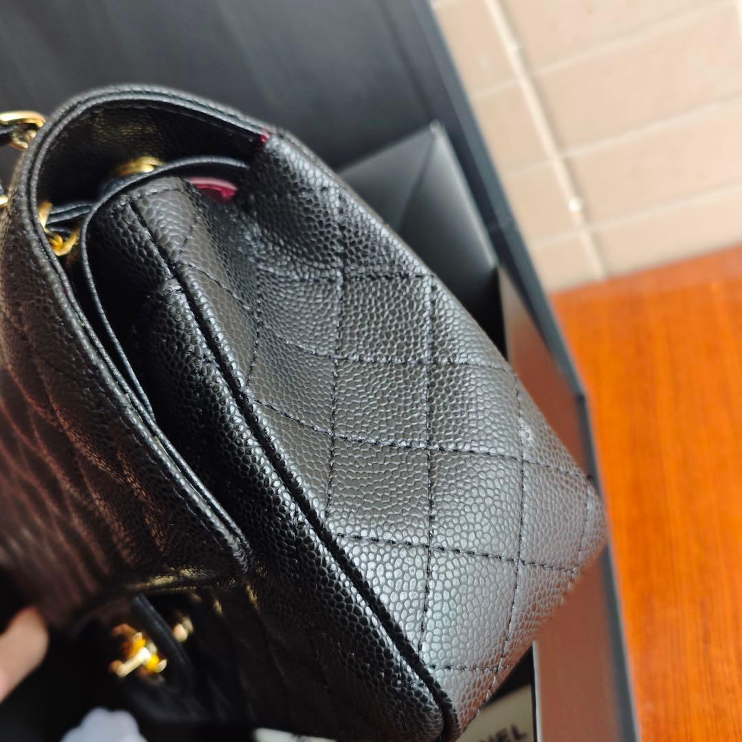 ブラックのキルティングレザーで、ゴールド金具がエレガントなショルダーバッグ