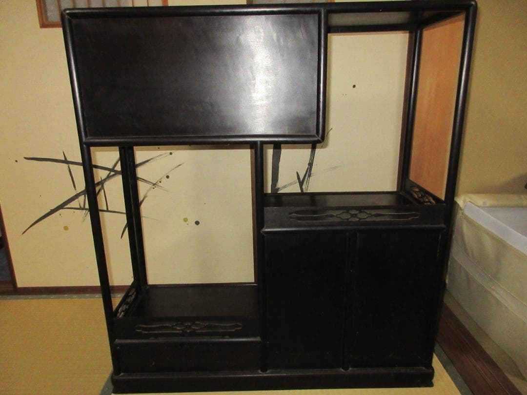 螺鈿細工の飾り棚　茶箪笥　段違い　和風飾り棚　 貝殻装飾付き　希少