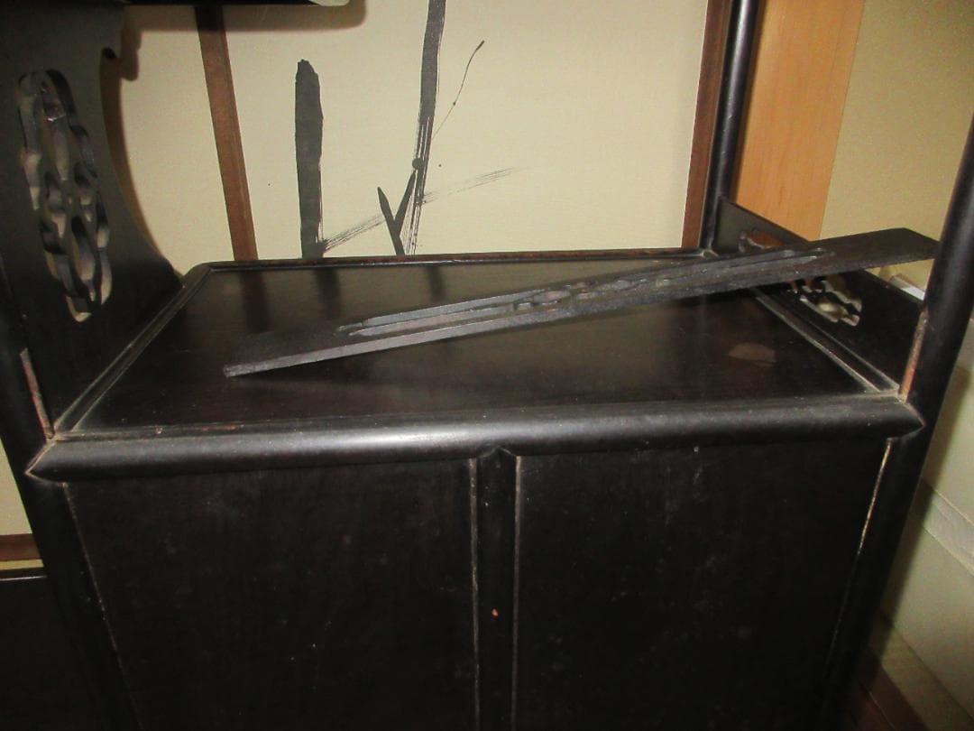 螺鈿細工の飾り棚　茶箪笥　段違い　和風飾り棚　 貝殻装飾付き　希少