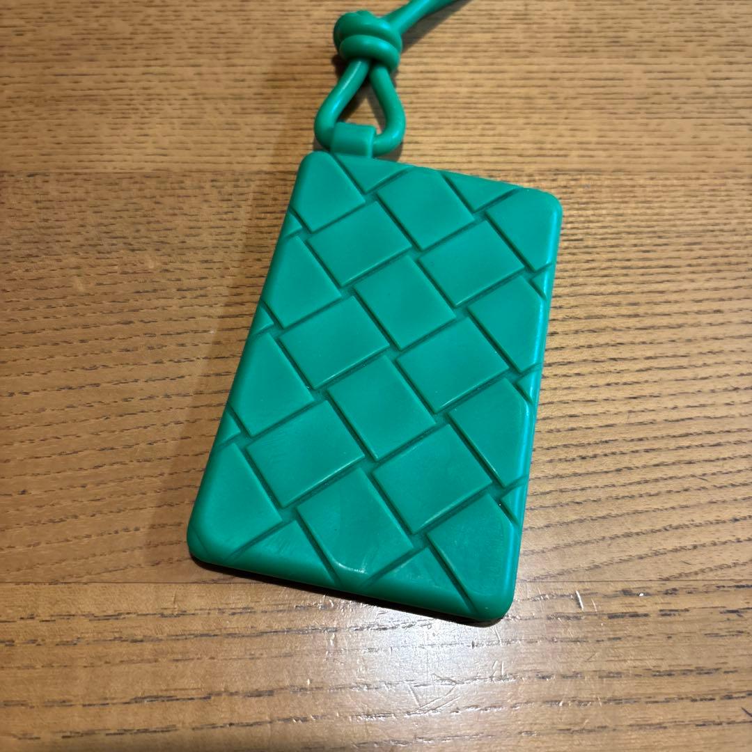 bottega veneta ストラップ付き カードケース