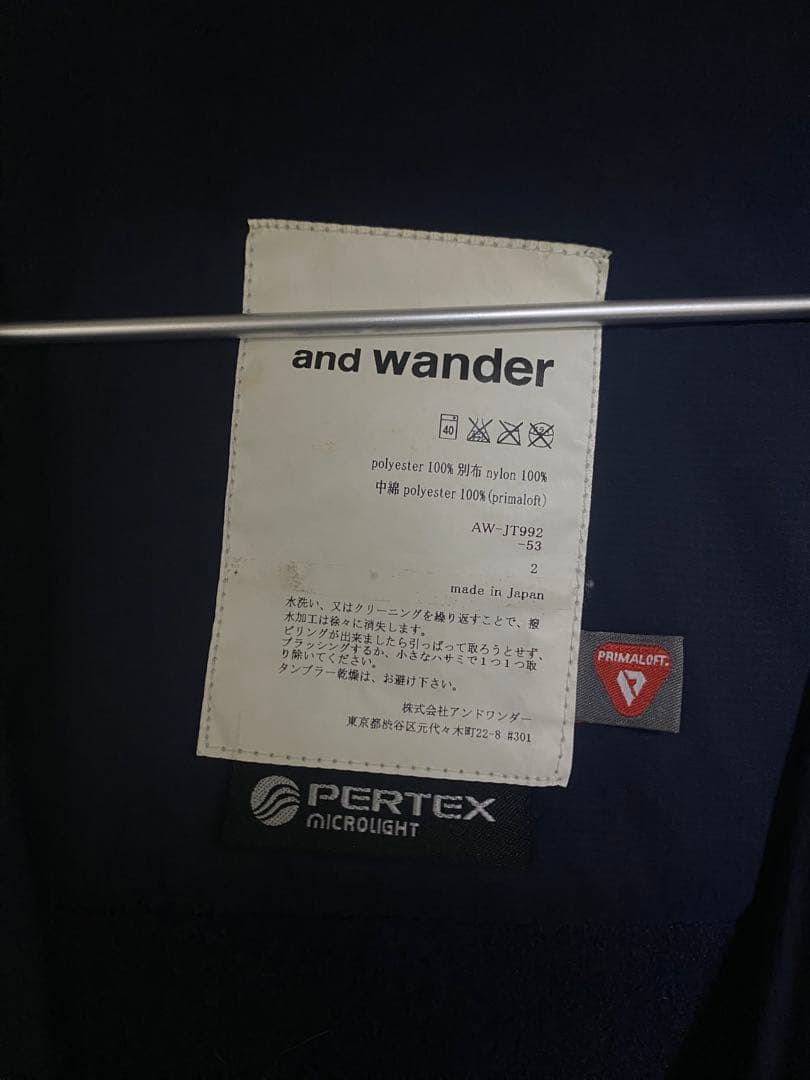and wander プリマロフトベスト ネイビー フーデッド インサレーション
