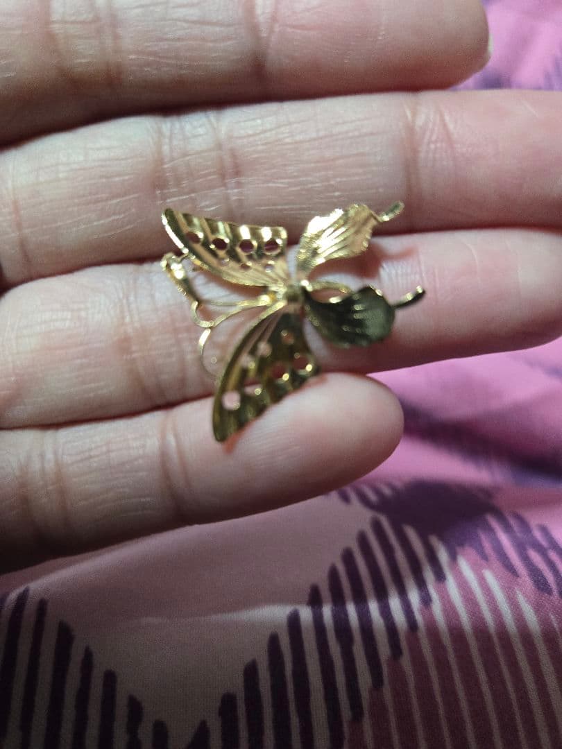 K18ygを使用した可愛い蝶のペンダントです。