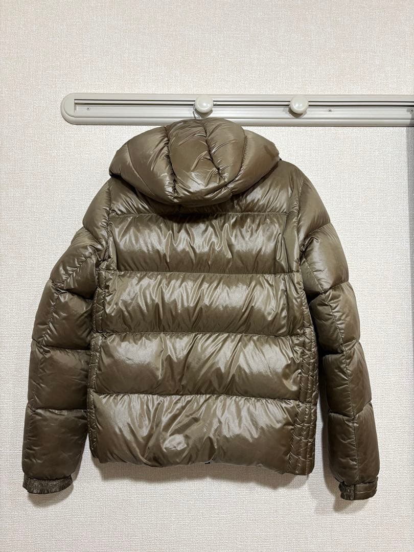 あいうえお　TATRASタトラス　オリーブ色 フード付きダウンジャケット