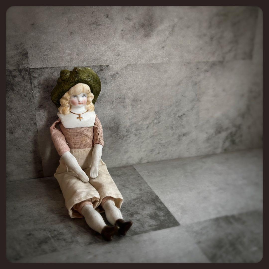 レアアンティーク　ヘルトヴィッヒ 緑の帽子のパリアンドール ビスクドール