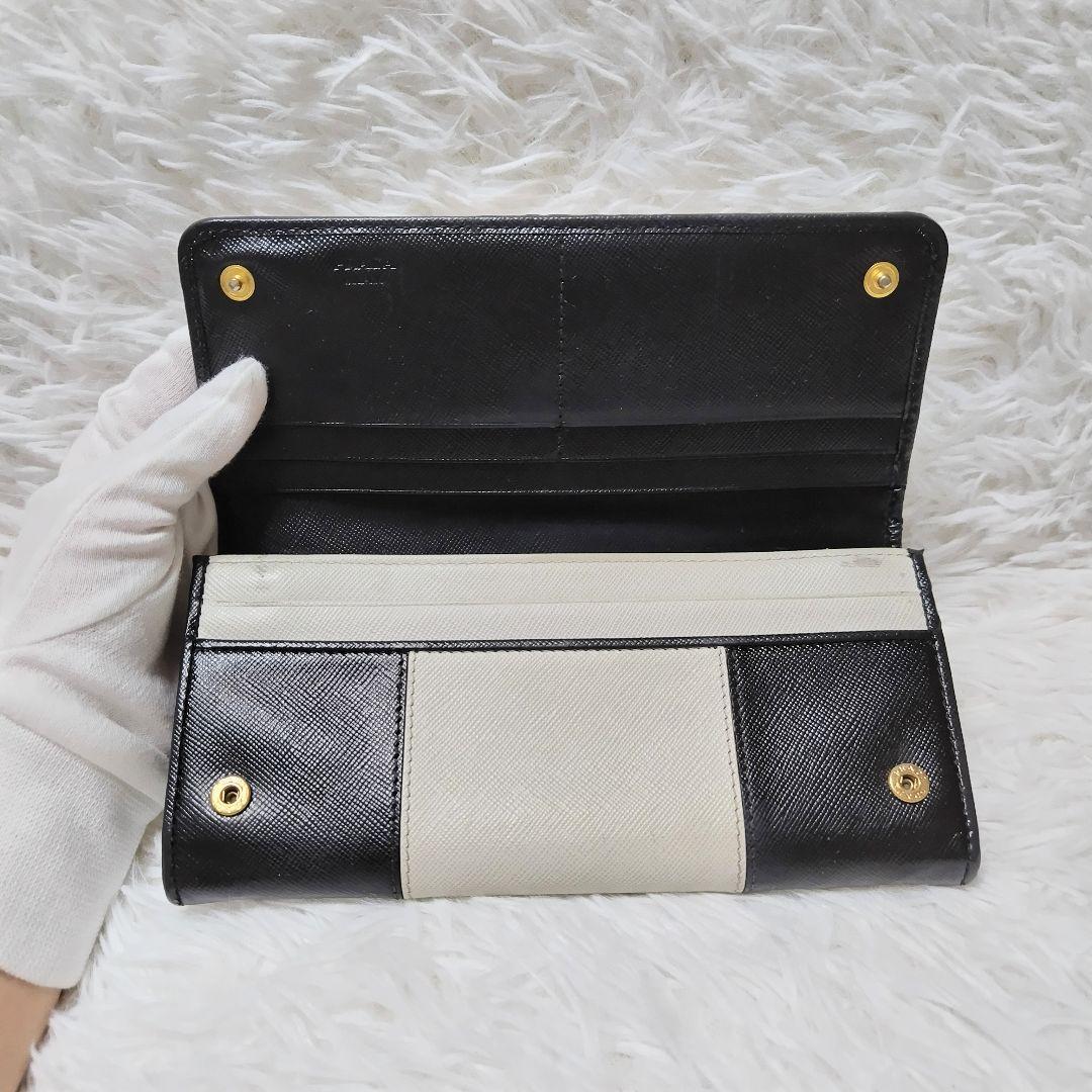 レア美品✨プラダ◇バイカラーブロッキングフラップ長財布　ゴールド金具白黒レザー