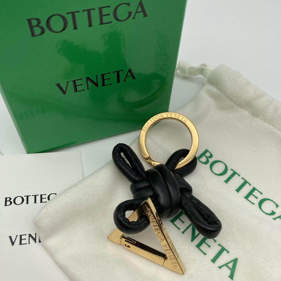 ボッテガヴェネタ トライアングル ツイスト チャーム キーホルダー ブラック