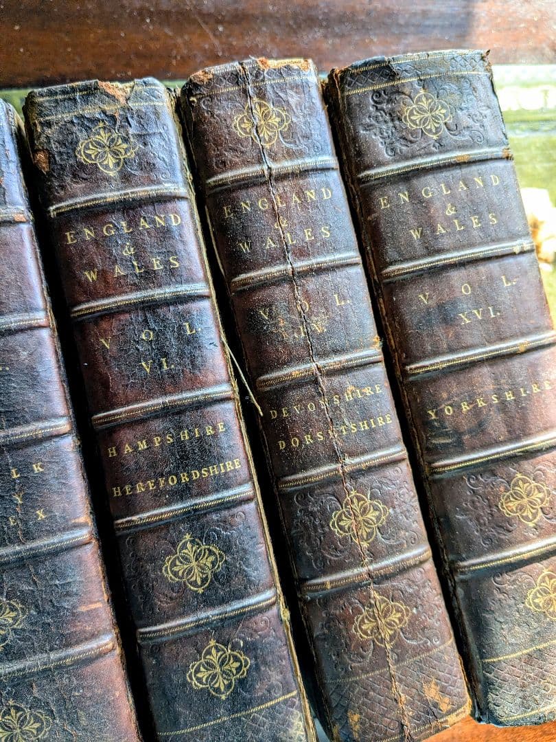 まるで貴族の書斎に飾られていたような、重厚なアンティーク本セット♪古書洋書