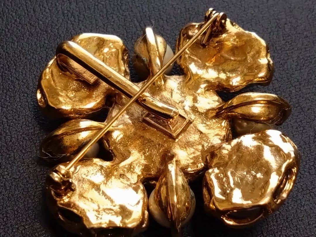 イブ・サンローランヴィンテージブローチ