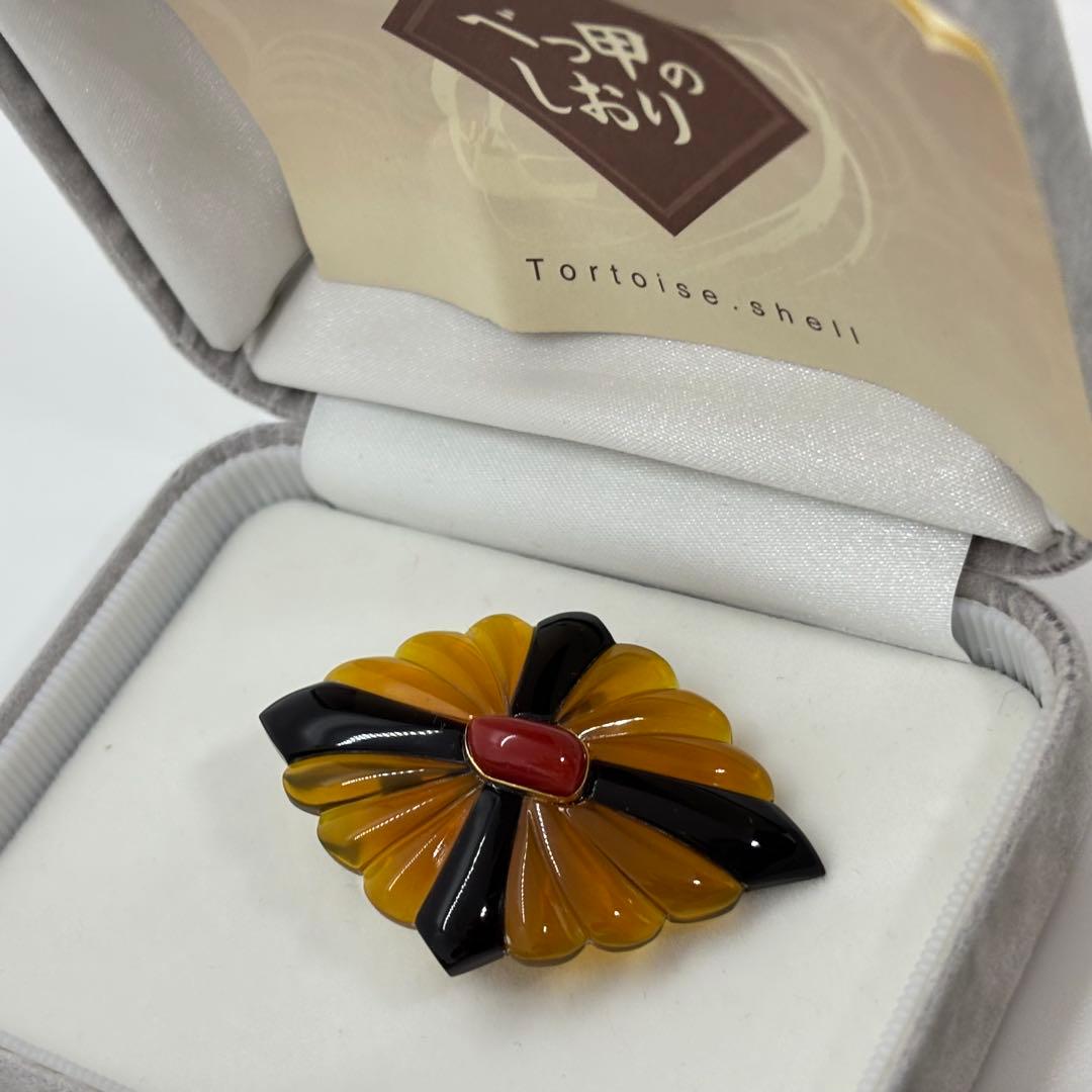 111405 本鼈甲　白甲　黒甲　k18 血赤珊瑚　花芯　ネックレス兼ブローチ