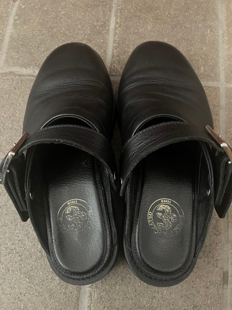 Simply complicated BELTED mule レザーサボサンダル