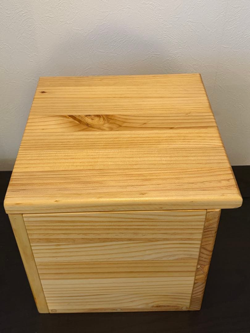 四角いカントリー調の箱