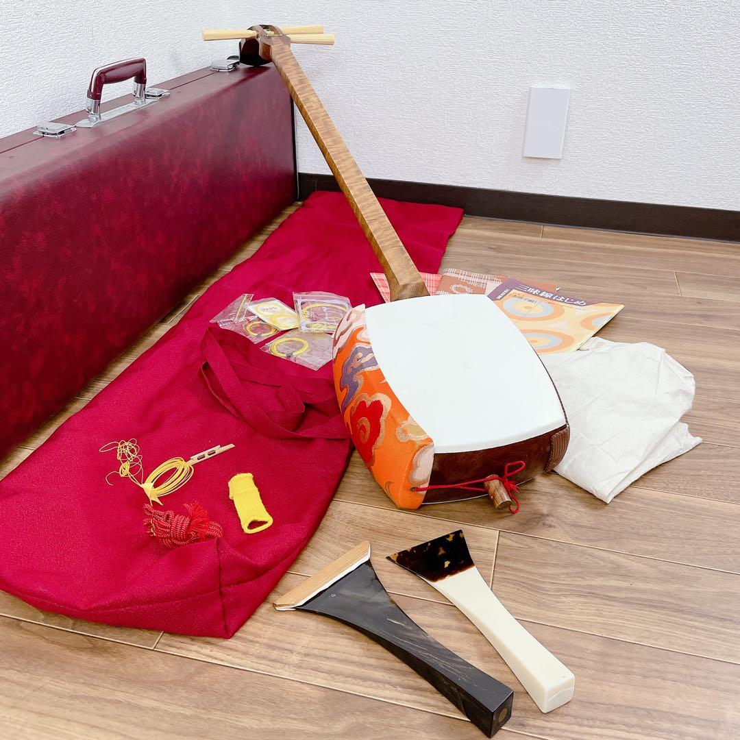 【希少】三味線 中棹 白紅木 犬皮 丸打胴 一本溝 天然糸巻き 撥