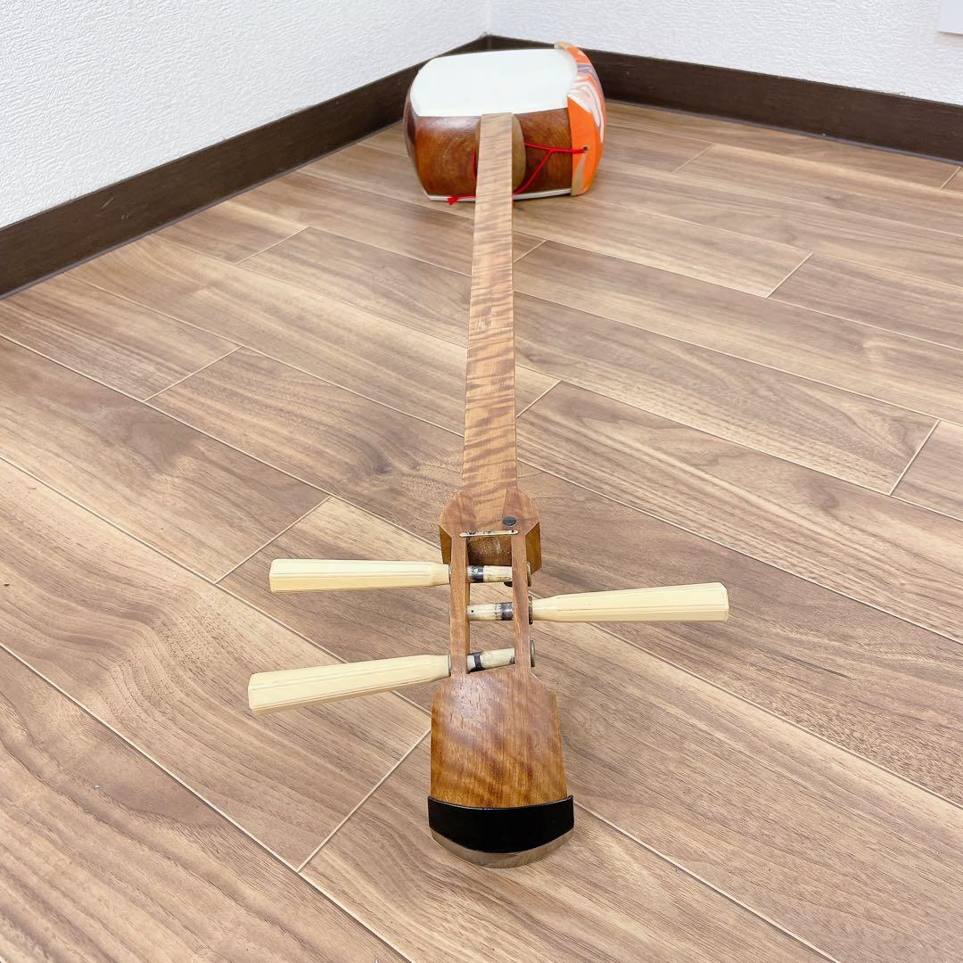 【希少】三味線 中棹 白紅木 犬皮 丸打胴 一本溝 天然糸巻き 撥